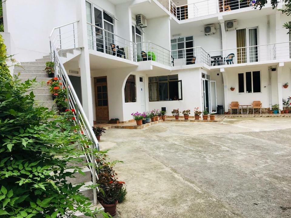 Hotel Rezo'S House Kwariati Exterior foto