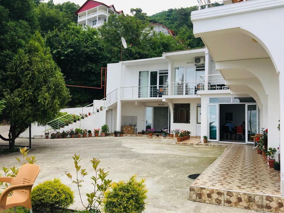 Hotel Rezo'S House Kwariati Exterior foto